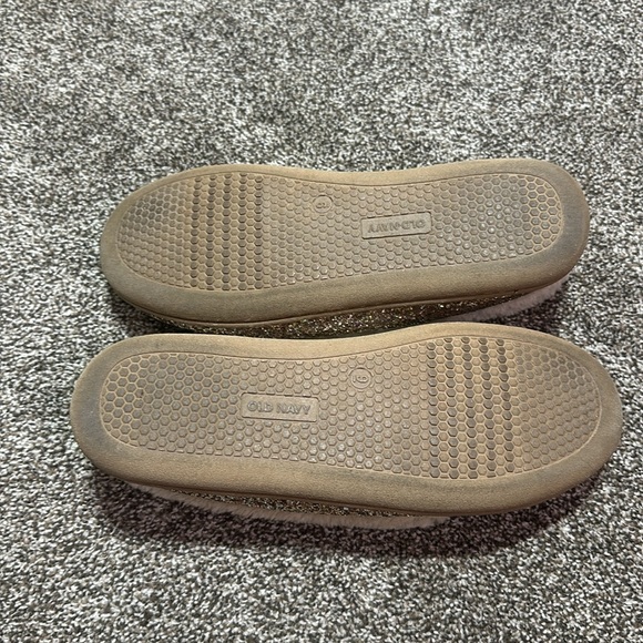 Old Navy size 9 women’s gold glitter sparkle slippers. Preowned. Faux fur. - Picture 7 of 8